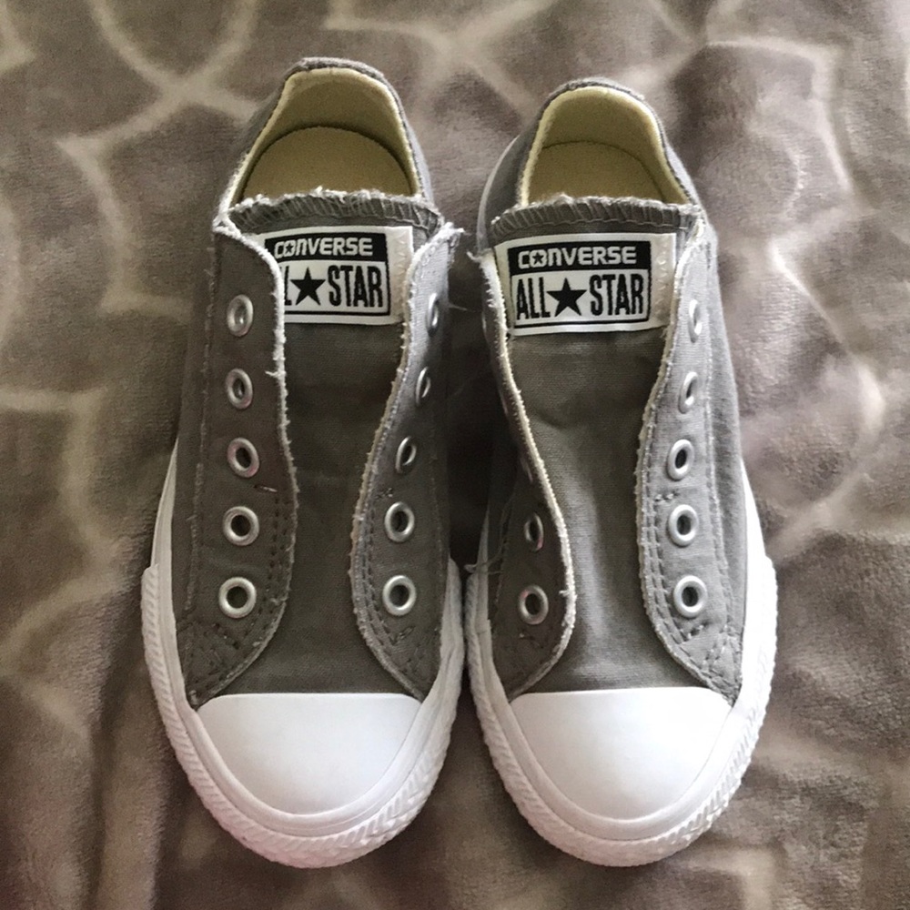Kids size 10.5 converse slip on